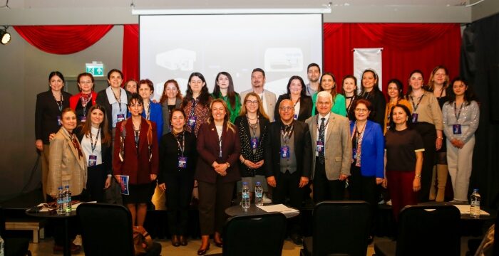 İzmir’de Ergen Sağlığına Bütüncül Bakış: Dr. Behçet Uz Çocuk Hastanesi’nden Önemli Sempozyum